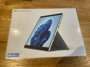 Microsoft Surface Pro 8 box